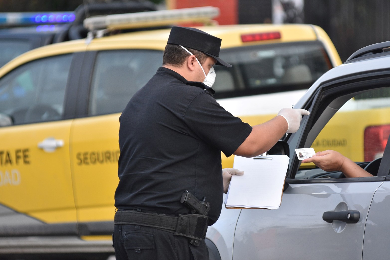 La policía realizaba a diario los controles a los conductores, solicitando la habilitación de libre circulación. Crédito: Guillermo Di Salvatore