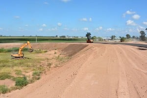 En cuanto a la Variante Oeste de la ciudad cabecera del Departamento Castellanos, desde Vialidad Nacional se ha supervisado el sostenido avance de las obras, con la pavimentación de las calzadas y banquinas, más el tramo de colectora entre la RP 70 y el Relleno Sanitario Municipal.