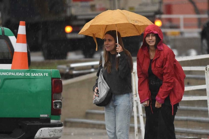 Salieron los paraguas este miércoles en la capital provincial. Crédito: Mauricio Garín