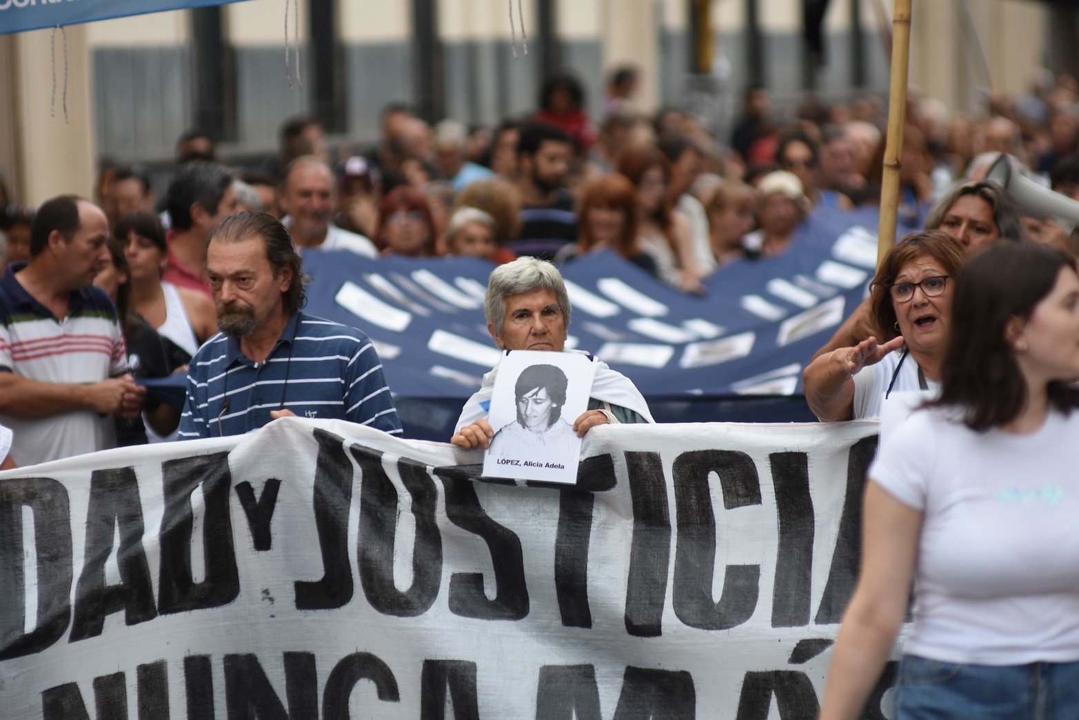 Cientos de personas marcharon en Santa Fe por la Memoria, Verdad y Justicia a 47 años del último golpe militar.