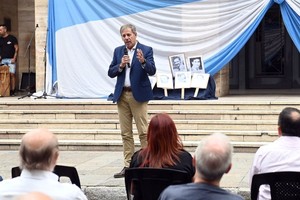 El acto presidido por el intendente Jatón se realizó en la explanada de la Municipalidad santafesina. Se descubrió también una placa con los nombres de municipales víctimas del terrorismo de Estado