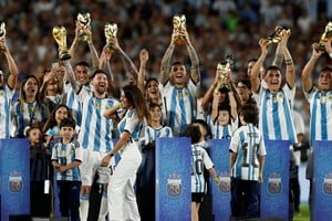 Los Campeones del Mundo levantan la copa en el monumental junto a sus familiares y la gente en las tribunas. Crédito: Reuters.