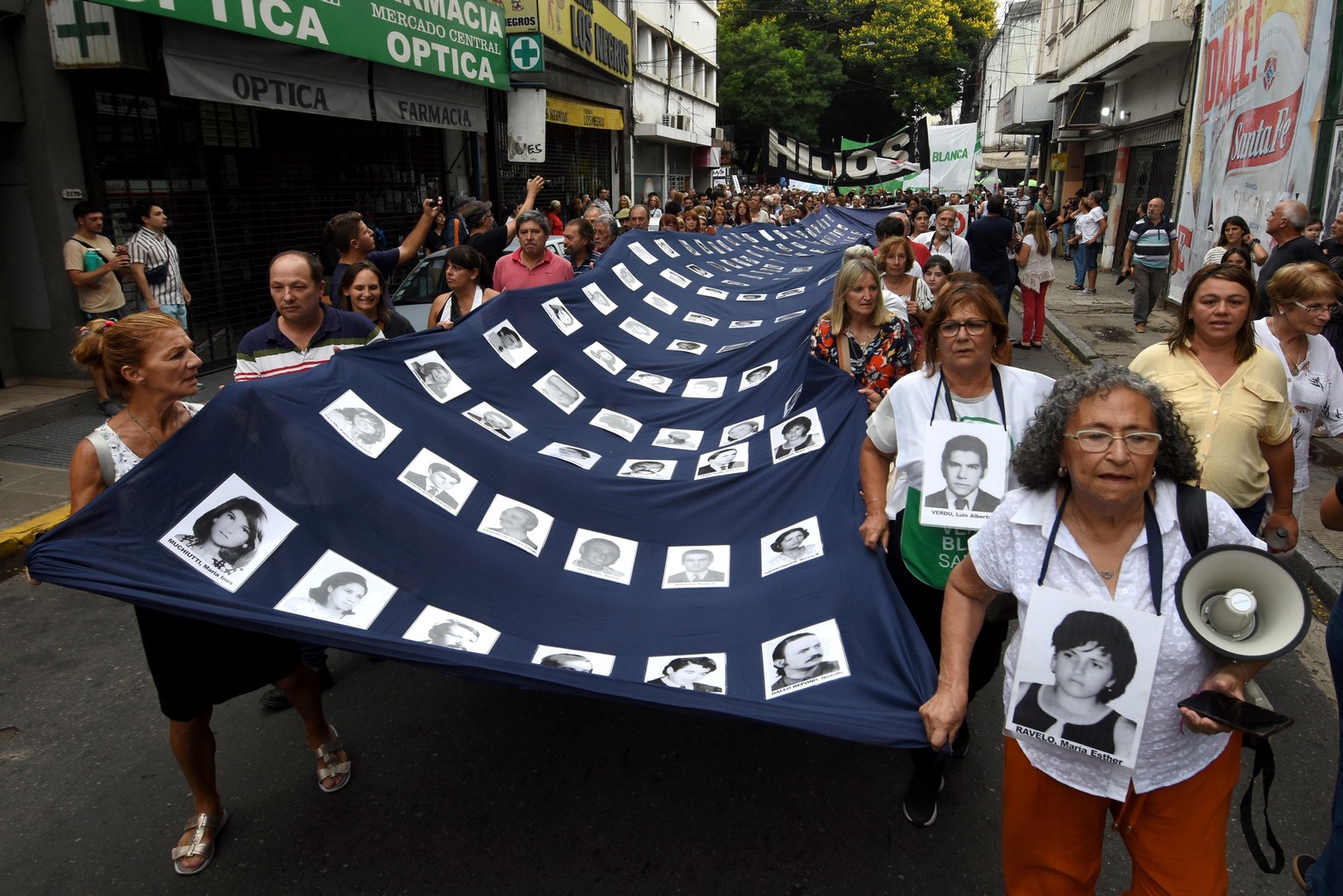 Cientos de personas marcharon en Santa Fe por la Memoria, Verdad y Justicia a 47 años del último golpe militar.