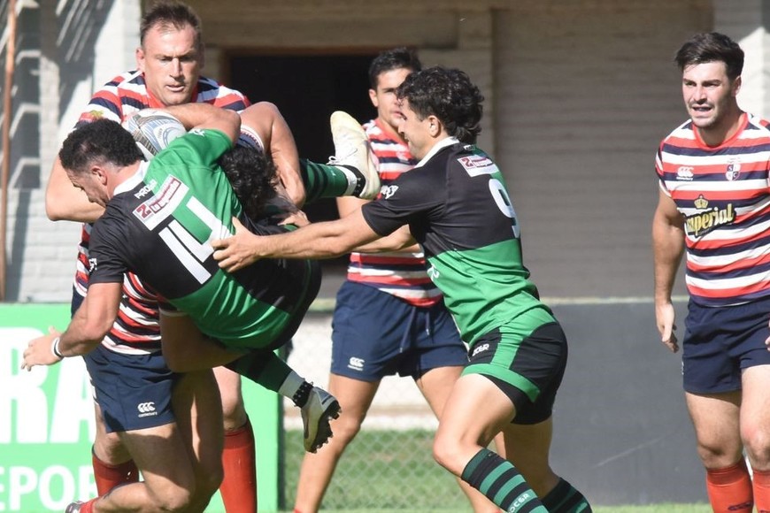 Como en esta acción, y pese a ciertas inconductas, la defensa fue un aspecto positivo en Santa Fe Rugby. Crédito: Mauricio Garín.