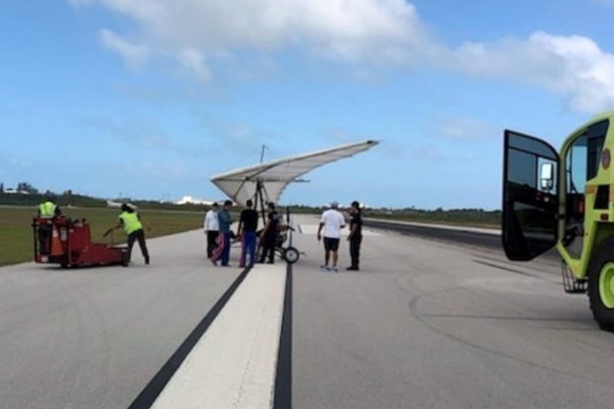 El aterrizaje del ala delta en el Aeropuerto de Cayo Hueso.