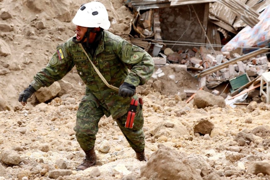 Un soldado ayuda en el sitio de un deslizamiento de tierra. Créditos: Karen Toro/Reuters