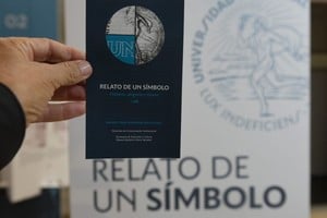 “Relato de un símbolo. Historia, alegoría y diseño” es una iniciativa desarrollada articuladamente por la Dirección de Comunicación Institucional y la Secretaría de Extensión y Cultura a través del Museo Histórico “Marta Samatán”. Foto: Gentileza UNL