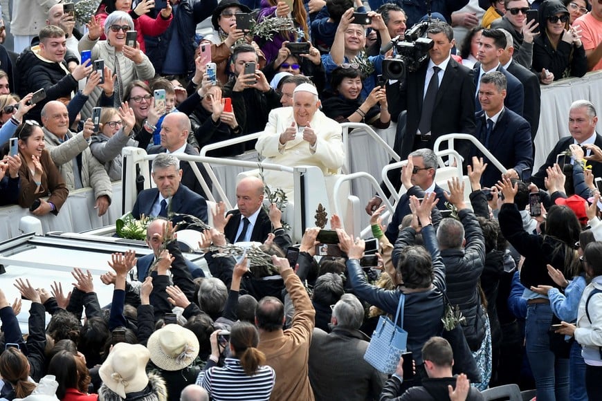 Pope Francis gestures as he attends the Palm Sunday Mass in Saint Peter's Square at the Vatican, April 2, 2023. Vatican Media/­Handout via REUTERS  ATTENTION EDITORS - THIS IMAGE WAS PROVIDED BY A THIRD PARTY.