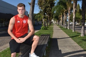 David Borgognone. El "9" que marca goles desde su llegada a Unión. Fuerza, entrega y capacidad goleadora. Detalles a tener en cuenta para el chico nacido futbolísticamente en Sportivo San Francisco. Créditos: Flavio Raina