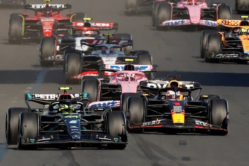 Formula One F1 - Australian Grand Prix - Melbourne Grand Prix Circuit, Melbourne, Australia - April 2, 2023
Mercedes' Lewis Hamilton and Red Bull's Max Verstappen in action during the race REUTERS/Darrian Traynor