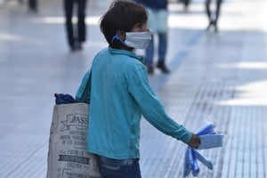 En plena pandemia, un niño vendía bolsitas para subsistir en la peatonal. La vulneración de derechos de la minoridad colisiona con un contexto social dramático, a juzgar por los últimos índices de pobreza e indigencia. Créditos: Guillermo Di Salvatore