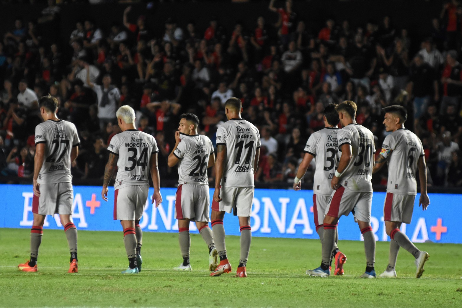 Silbidos en el primer tiempo. El público ya reaccionó en la salida del primer tiempo. 