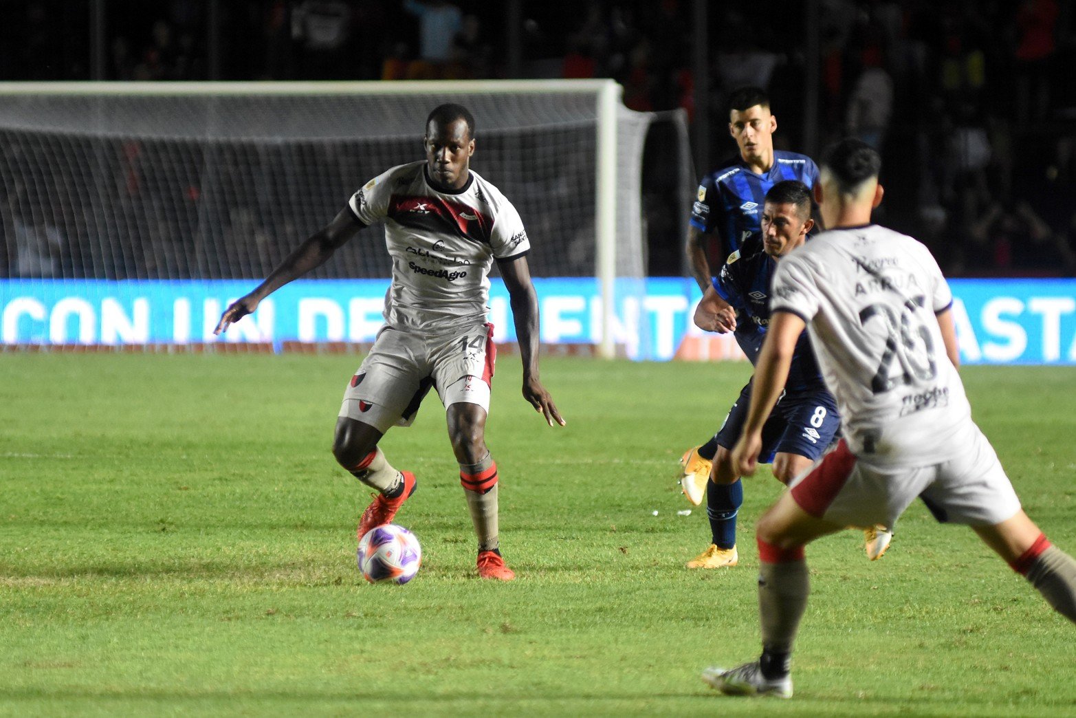 El ingreso en el segundo tiempo del colombiano Baldomero Perlaza en el medio campo poco le pudo aportar. 