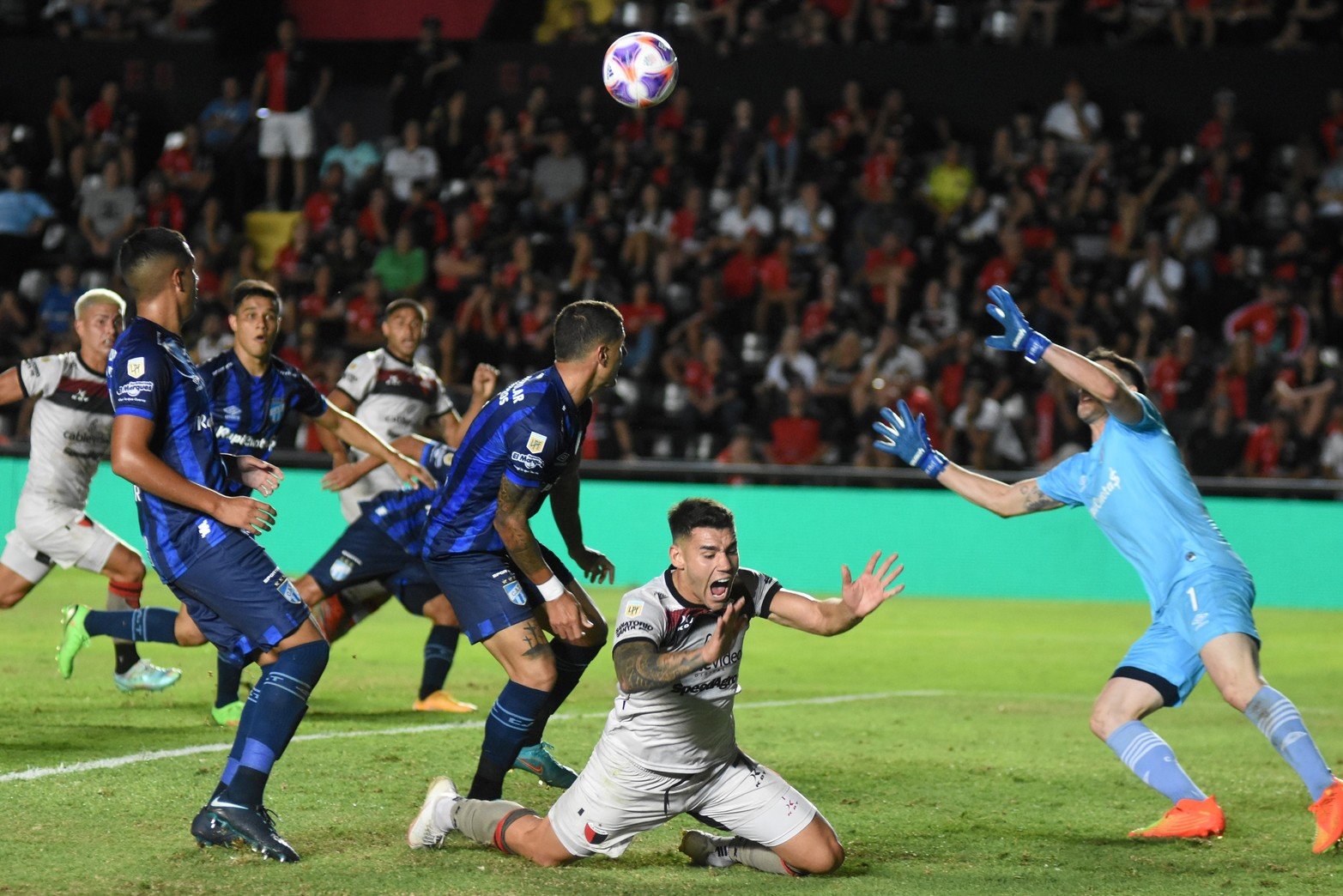 El foul del penal. Bruno Bianchi ya le metió el empujón a Neris que se transformó en un claro penal. 