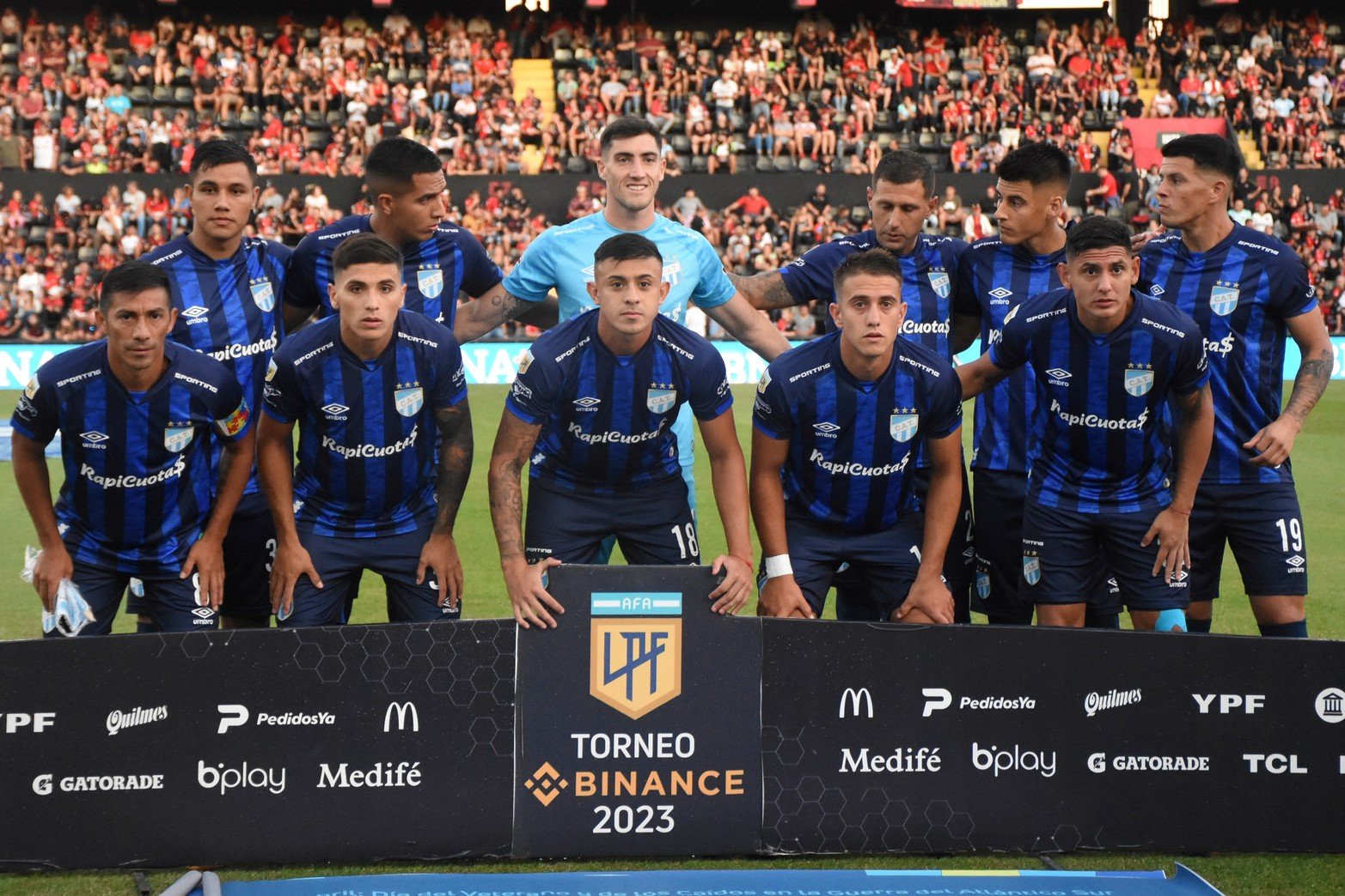 Los once jugadores que presentó Atlético Tucumán. 