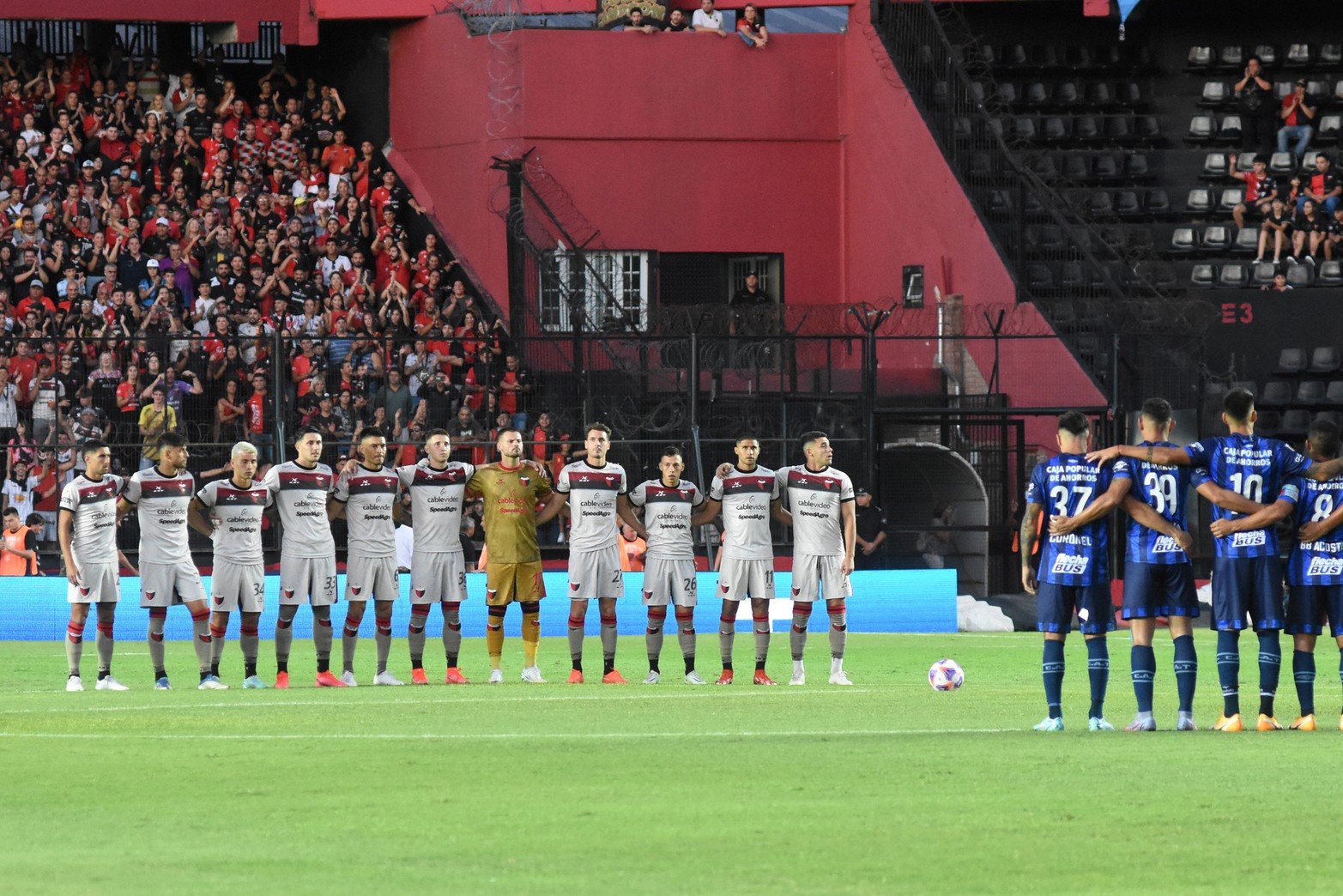 Los once jugadores en el medio campo con que enfrentó a Atlético Tucumán. 