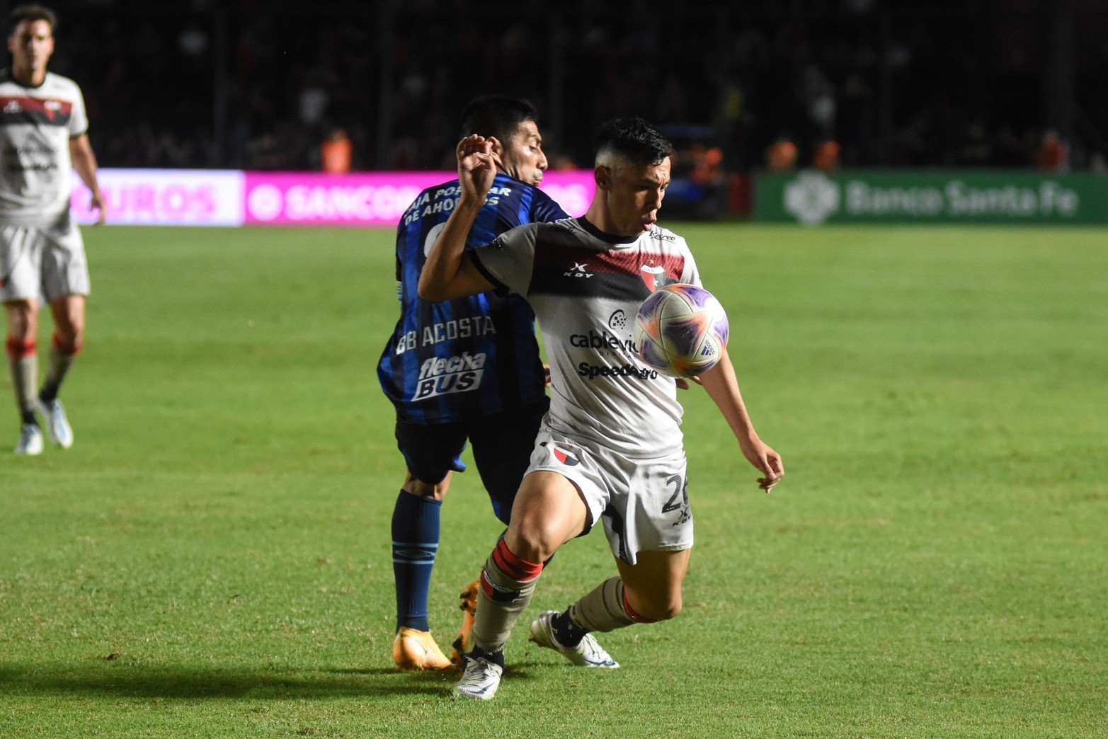 Cristian Arrua paraguayo, el volante todavía sigue en deuda con el juego en Colón. 