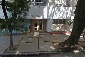 Puertas cerradas. Debido a los hechos de inseguridad la escuela funcionará con las puertas cerradas en todos los turnos. Crédito: Google Street View
