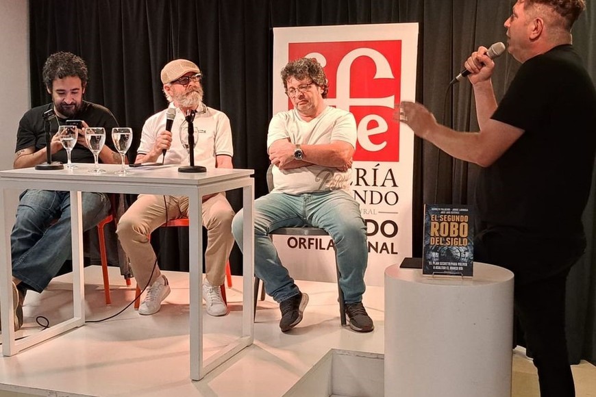 Rodolfo Palacios, José Luis Estévez y Jorge Larrosa, autores de “El segundo robo del siglo”. Presentación del libro en la Librería del Fondo y Centro Cultural “Arnaldo Orfila Reynal” con la moderación de Bebe Contepomi.