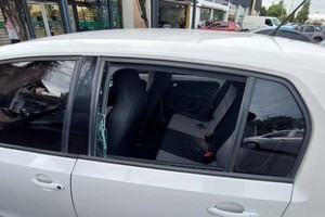 El agresor se acercó al coche simulando pedir dinero. Luego rompió un vidrio con un adoquín y sustrajo dos mochilas.