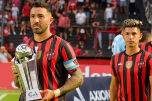 Patronato presentó su trofeo de Copa Argentina en el Brigadier López en el debut de la edición 2023.