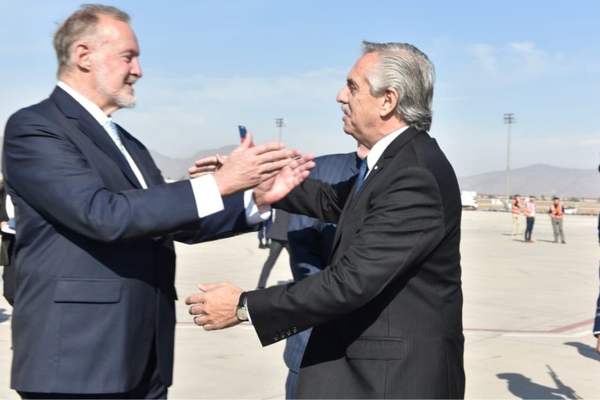 Alberto Fernández con el embajador argentino en Chile, Rafael Bielsa. Crédito: Presidencia de la Nación