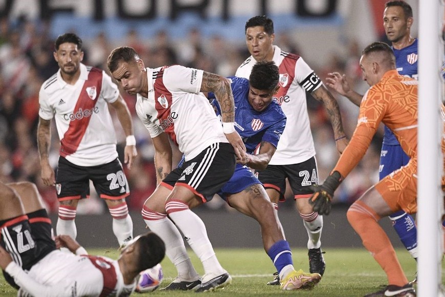 Otro fanático de River se llevó la de González Pires (en el medio de la imagen) por el mismo valor que la de Aliendro. Crédito: Matías Nápoli.