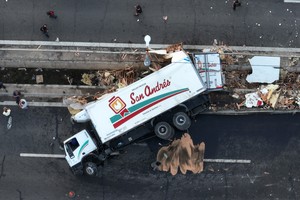 Vuelco camion pollos circunvalacion