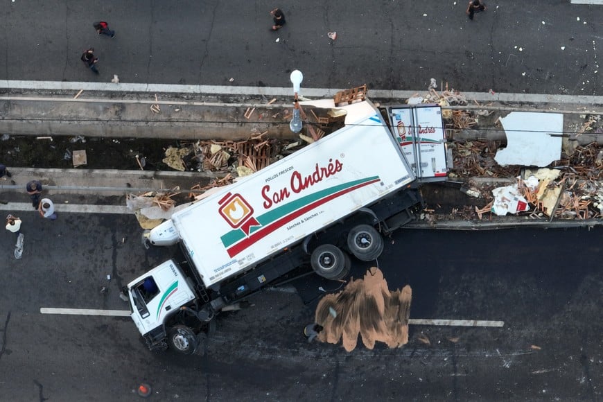 Volcó un camión de pollos, lo saquearon y provocó demoras en el tránsito