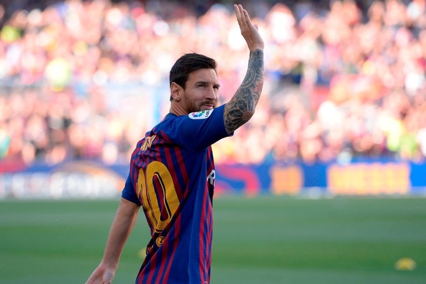 "Hola nuevamente" parece decir Messi a los hinchas blaugranas. Crédito:NA.