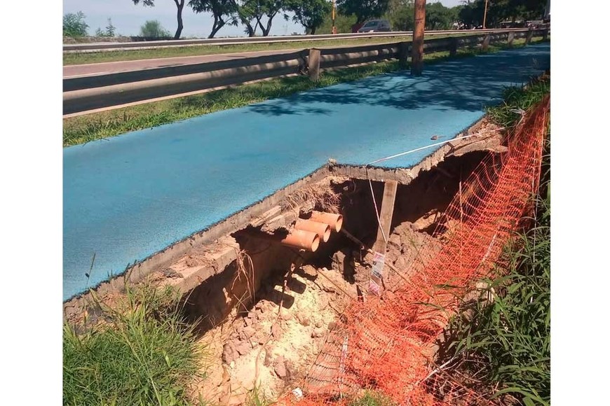 Socavon debajo del circuito del Parque Sur.