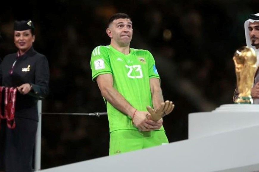 El gesto del "Dibu" Martínez que repudió el presidente de UEFA. Crédito: EFE.