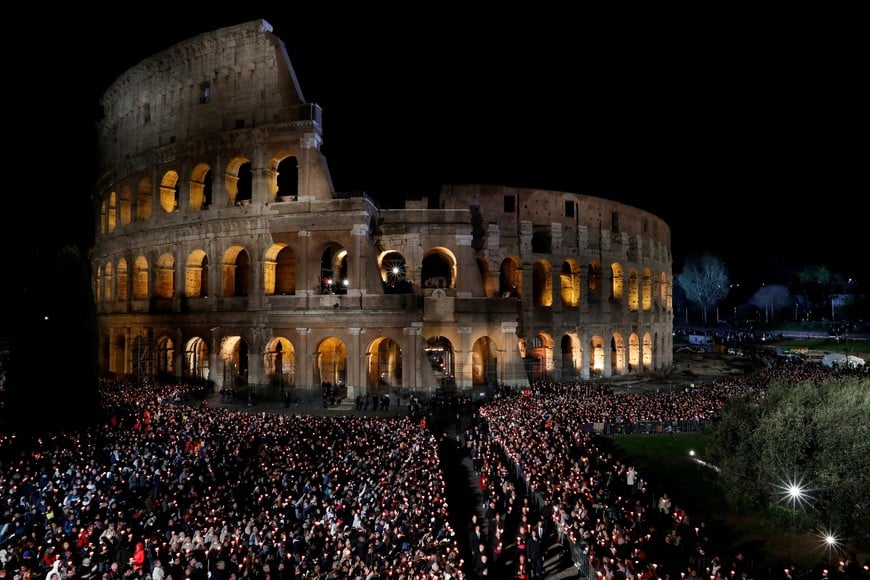 People attend the Via Crucis (Way of the Cross) procession during Good Friday celebrations at the Colosseum, which Pope Francis follows from Casa Santa Marta at the Vatican due to the intense cold, in Rome, Italy April 7, 2023. REUTERS/Remo Casilli     TPX IMAGES OF THE DAY