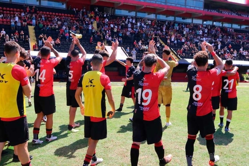 Ganaron los juveniles de Colón ante un buen marco de público.