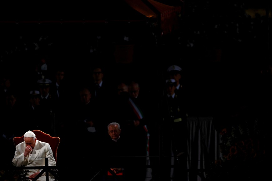 FILE PHOTO: Pope Francis presides the Via Crucis (Way of the Cross) procession during Good Friday celebrations at Colosseum, in Rome, Italy April 15, 2022. REUTERS/Yara Nardi/File Photo