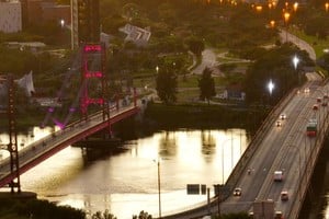 Uno de los ingresos a la ciudad de Santa Fe con el Puente Colgante y el Viaducto Oroño como referencia. Crédito: Fernando Nicola.