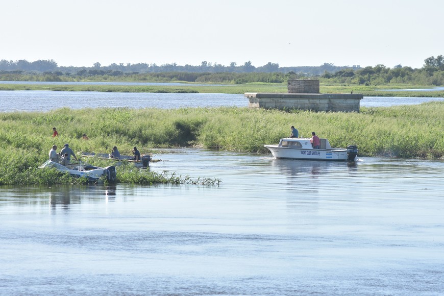 Navegantes intentan hacer un camino para poder navegar hacia el norte de la laguna Setúbal