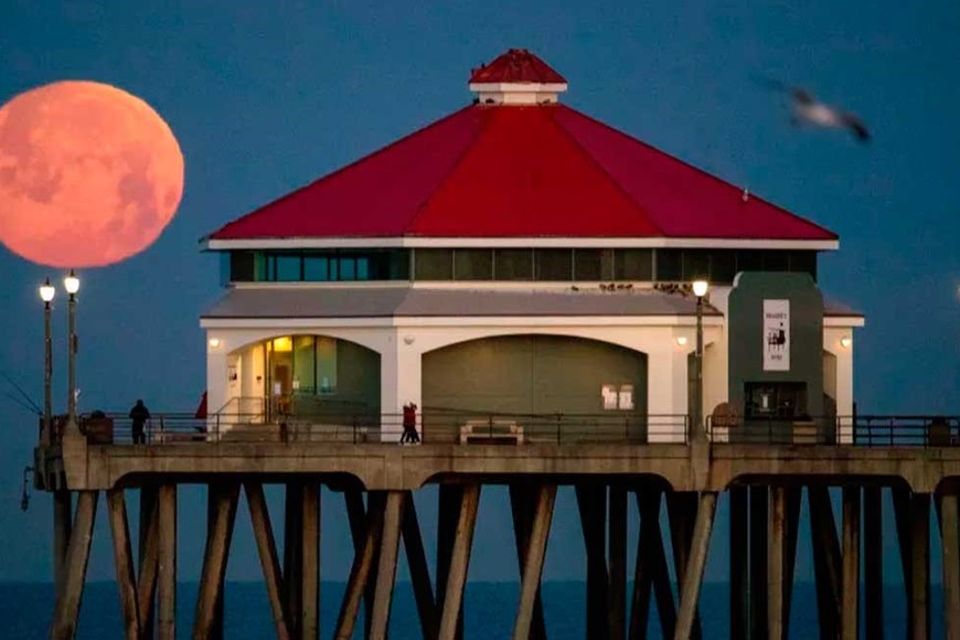 La luna en Huntington Beach Pier in California.