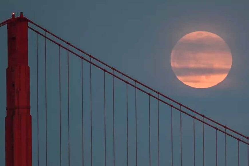 La luna detrás del puente de San Francisco