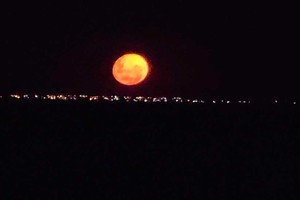 La luna vista desde Coronda. Se pueden apreciar las luces de la localidad entrerriana de Diamante