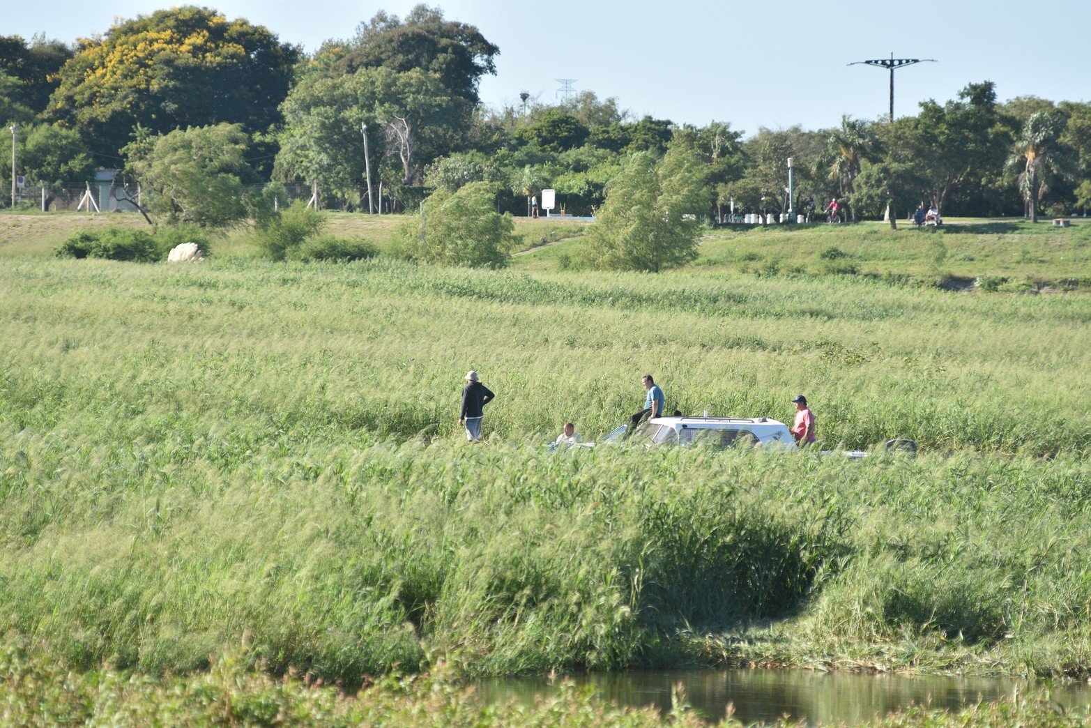 Navegantes intentan hacer un camino para poder navegar hacia el norte de la laguna Setúbal