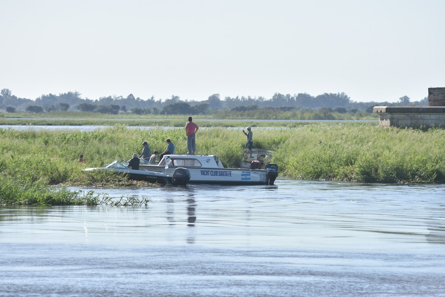 En fotos: navegantes intentan hacer un camino sobre los embalsados