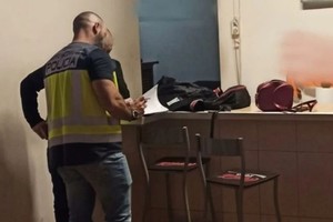 en el salón de la vivienda-prostíbulo se había instalado una barra tipo bar