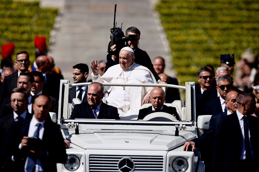 Pope Francis waves on the day of the Easter Sunday mass at St. Peter's Square at the Vatican, April 9, 2023. REUTERS/Yara Nardi