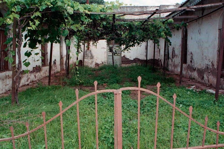 El antiguo patio que tenía la vivienda ubicada en la zona rural de Arocena.  Foto de 1999. Crédito: Luis Cetraro