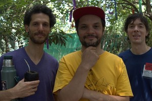 Ginkgobiloba, trío santafesino integrado por Demian Pozzo (guitarra y voz), Emiliano “Memo” Beltzer (bajo y voz) y Jorge Mockert (batería y voz)