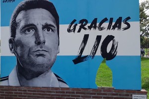 El daño en la estructura dejó un hueco por debajo del nombre del entrenador.