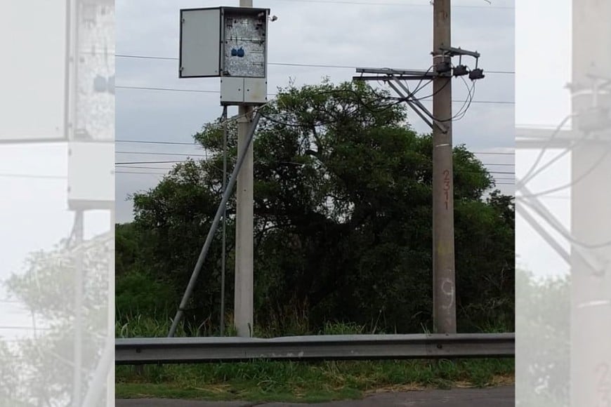 También las columnas de alumbrado público, ubicadas en cercanías a la Circunvalación Oeste, sufrieron robos y destrozos. Foto: Gentileza MCSF