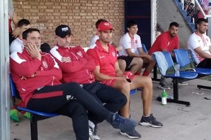 Que sea una fiesta! Es lo que pidieron Cristian Favre (en la foto junto al cuerpo técnico de Mitre de Esperanza) y sus colegas, Ezequiel Lezcano (Unión de Esperanza); Facundo Rojas y Sebastián Mendoza, DTs de Alumni y Juventud de Laguna Paiva, respectivamente.