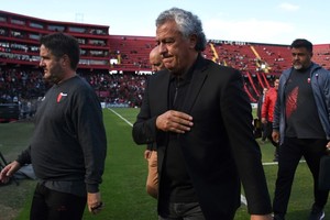 "Pipo" levanta a sus soldados. La decepción de estar 2-0 y terminar 2-2 con el siempre respetable Talleres en el Cementerio de los Elefantes: a pesar de esa "bronca", el ciclo de Néstor Raúl Gorosito está invicto con seis empates y la victoria ruidosa en La Bombonera. Crédito: Pablo Aguirre